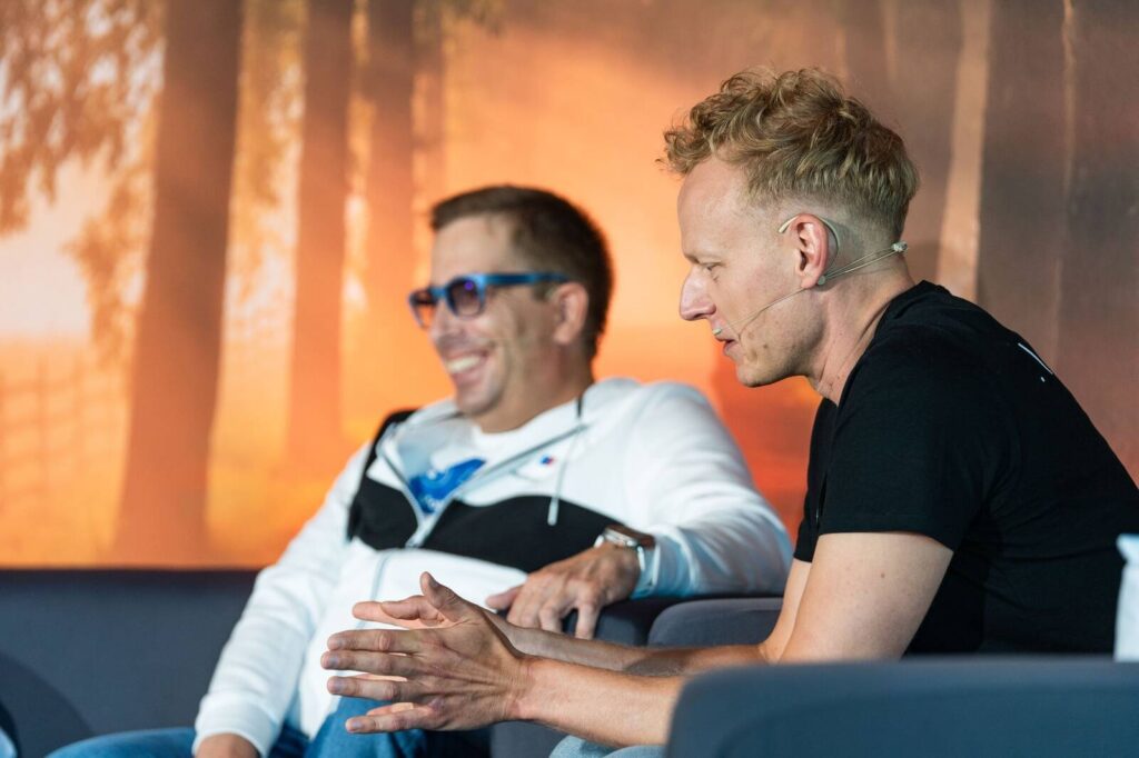 SEB majandusanalüütik Mihkel Nestor (paremal) ja Redgate Wealthi investeerimise valdkonnajuht Peeter Koppel (vasakul) arutlesid, kuidas majanduskasv suhestub aktsiaturgudega ning kuidas erienvate näitajate jälgimisega võib raha teenida. Foto: Mailis Vahenurm